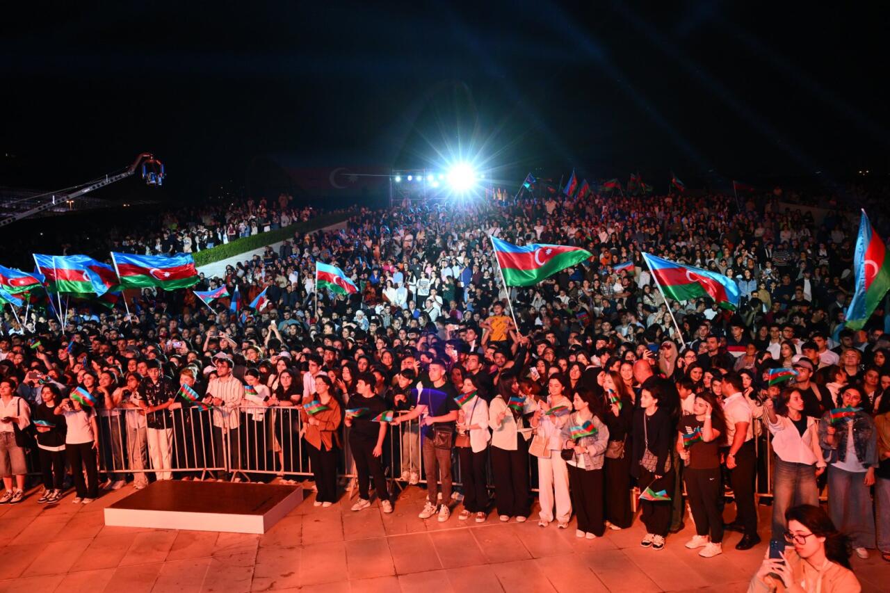 Heydər Əliyev Mərkəzinin parkında Milli Qurtuluş Günü münasibəti ilə konsert olub