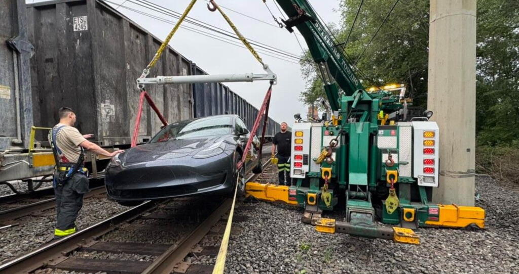 Tesla в режиме автопилота выехала на железнодорожный путь и столкнулась с поездом
