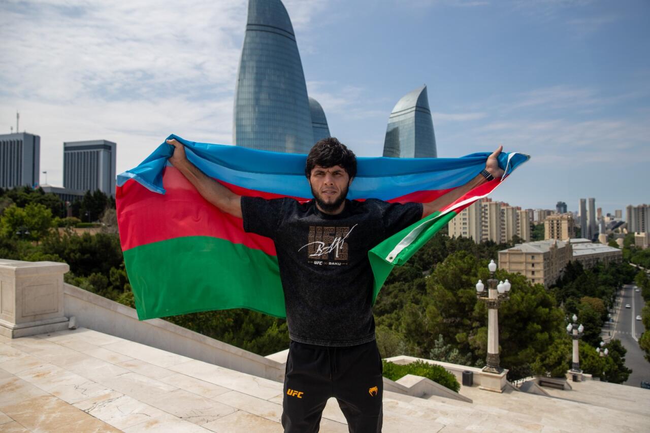 Бойцы UFC встретились лицом к лицу в Нагорном парке Баку