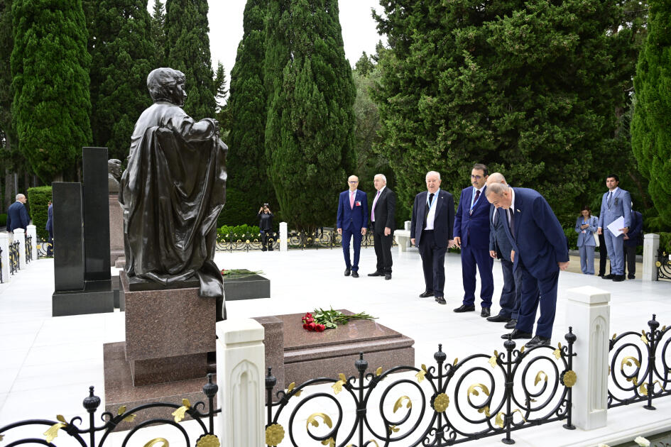 Участники 65-й пленарной сессии ПА ОЧЭС посетили Аллею почетного захоронения в Баку