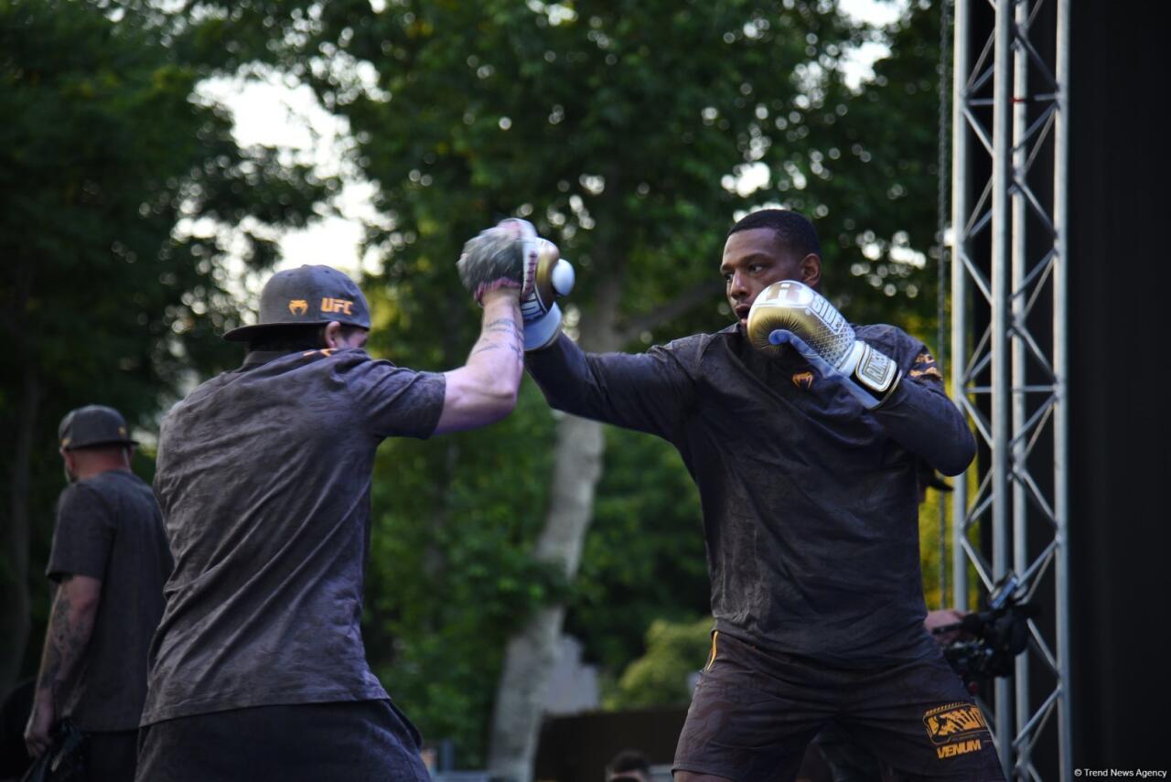 UFC на берегу Каспия: бойцы провели открытую тренировку в сердце Баку