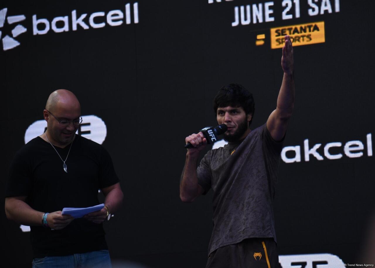 UFC на берегу Каспия: бойцы провели открытую тренировку в сердце Баку