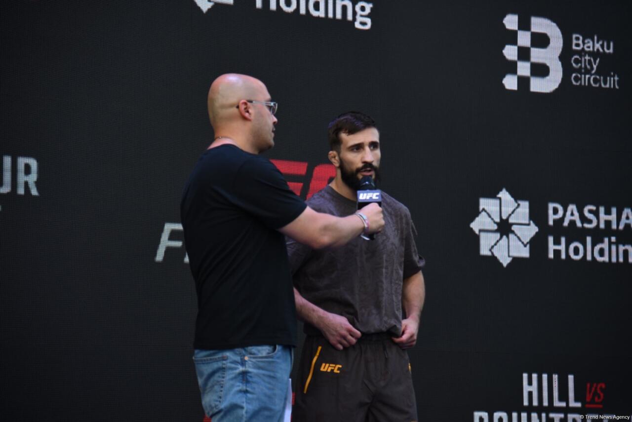 UFC на берегу Каспия: бойцы провели открытую тренировку в сердце Баку