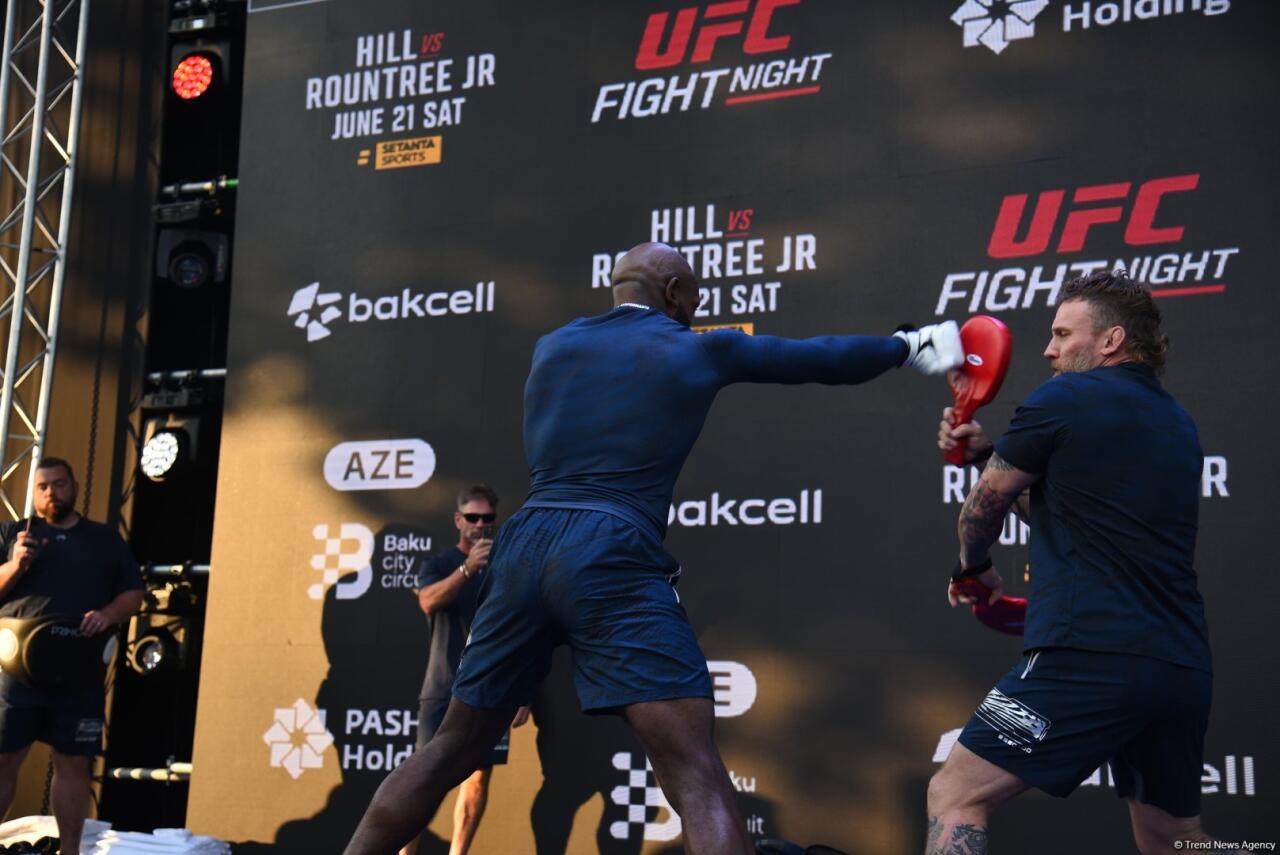 UFC на берегу Каспия: бойцы провели открытую тренировку в сердце Баку