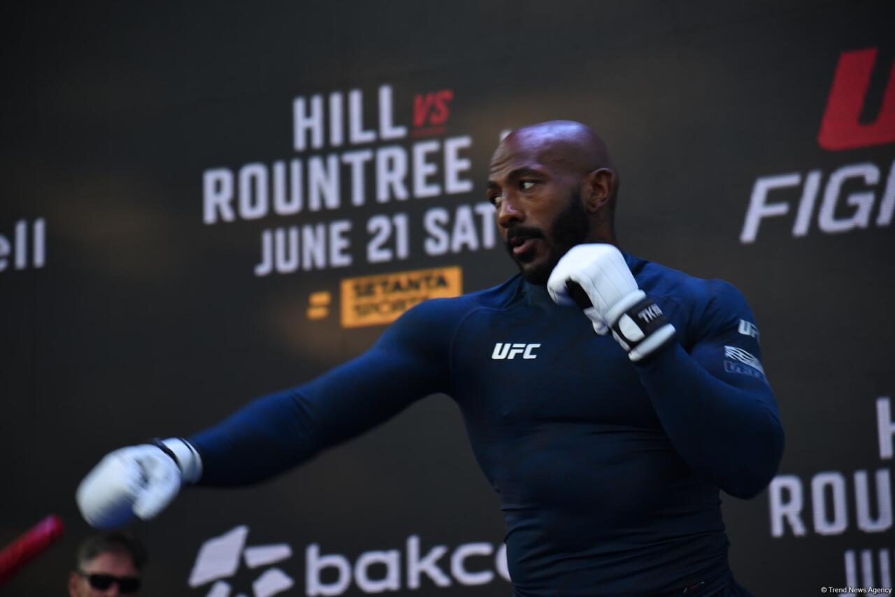 UFC на берегу Каспия: бойцы провели открытую тренировку в сердце Баку