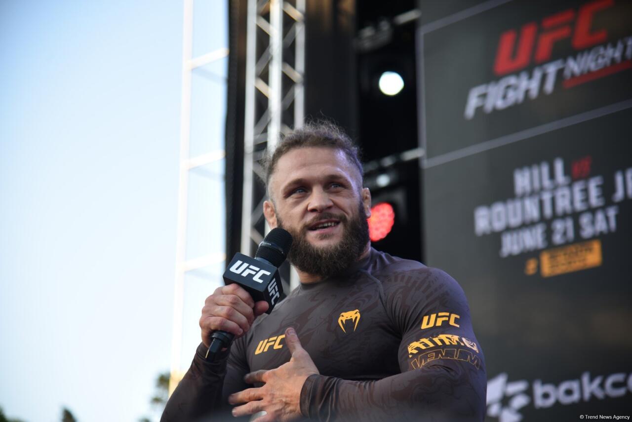 UFC на берегу Каспия: бойцы провели открытую тренировку в сердце Баку