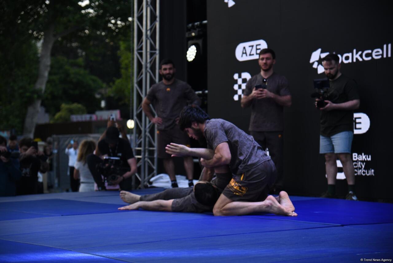 UFC на берегу Каспия: бойцы провели открытую тренировку в сердце Баку
