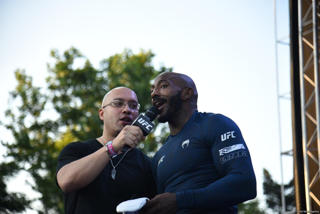 UFC на берегу Каспия: бойцы провели открытую тренировку в сердце Баку