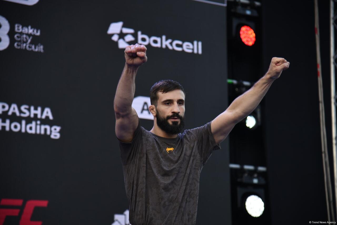 UFC на берегу Каспия: бойцы провели открытую тренировку в сердце Баку