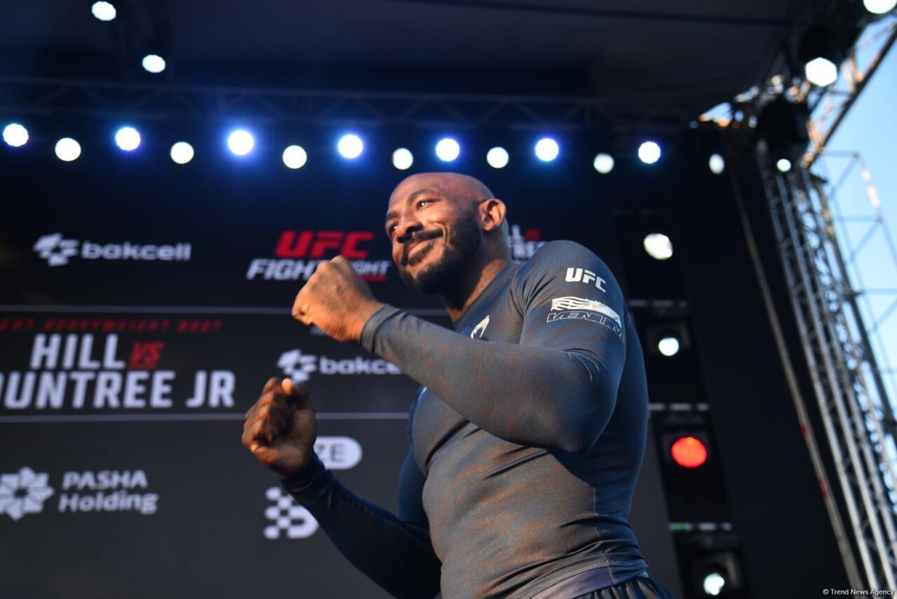 UFC на берегу Каспия: бойцы провели открытую тренировку в сердце Баку