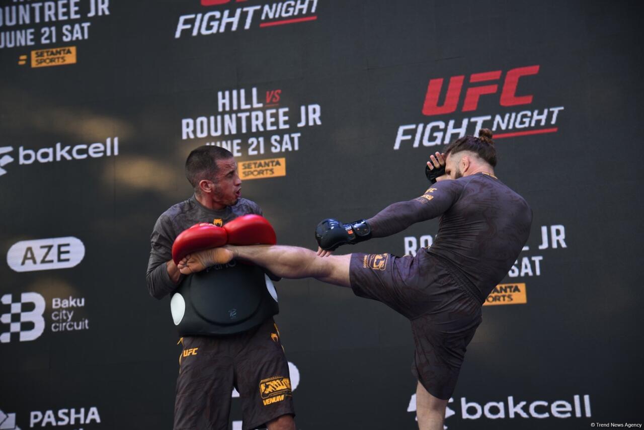 UFC на берегу Каспия: бойцы провели открытую тренировку в сердце Баку
