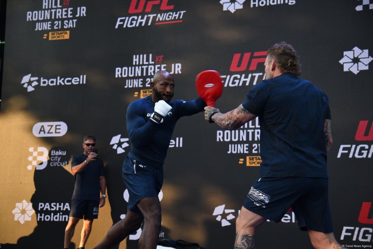 UFC на берегу Каспия: бойцы провели открытую тренировку в сердце Баку