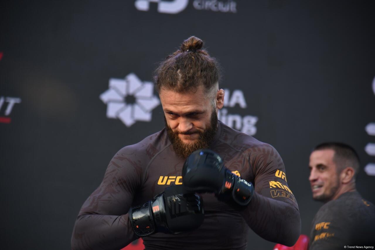 UFC на берегу Каспия: бойцы провели открытую тренировку в сердце Баку