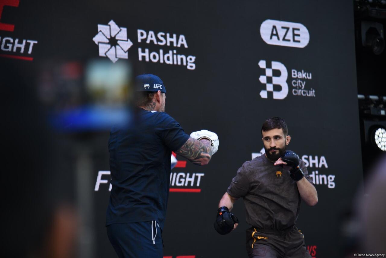 UFC на берегу Каспия: бойцы провели открытую тренировку в сердце Баку