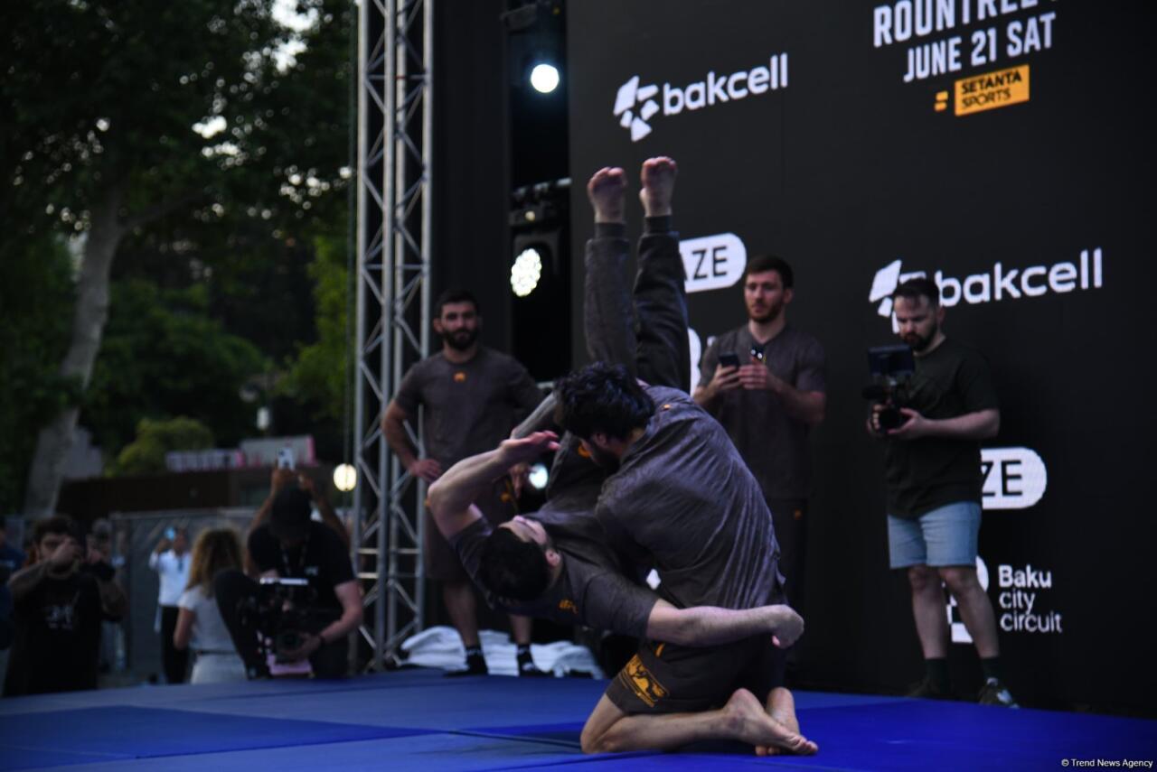 UFC на берегу Каспия: бойцы провели открытую тренировку в сердце Баку