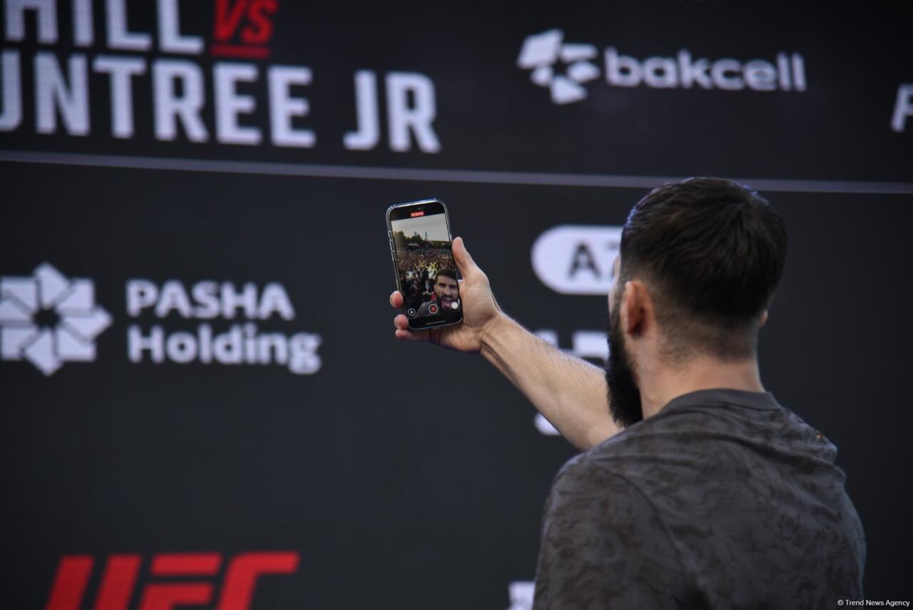 UFC на берегу Каспия: бойцы провели открытую тренировку в сердце Баку
