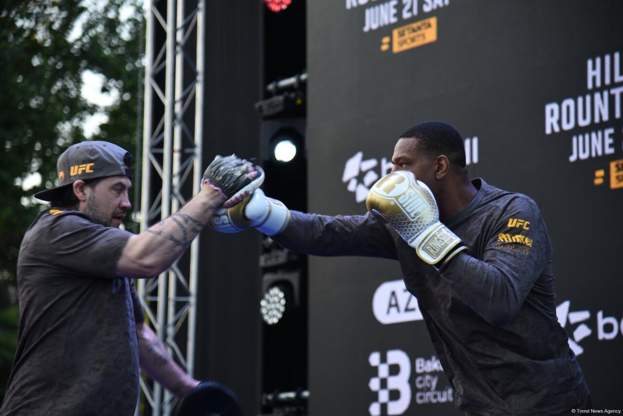 UFC на берегу Каспия: бойцы провели открытую тренировку в сердце Баку