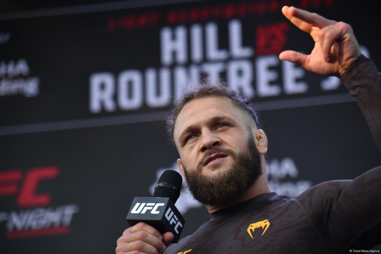 UFC на берегу Каспия: бойцы провели открытую тренировку в сердце Баку