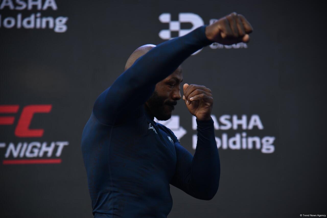 UFC на берегу Каспия: бойцы провели открытую тренировку в сердце Баку