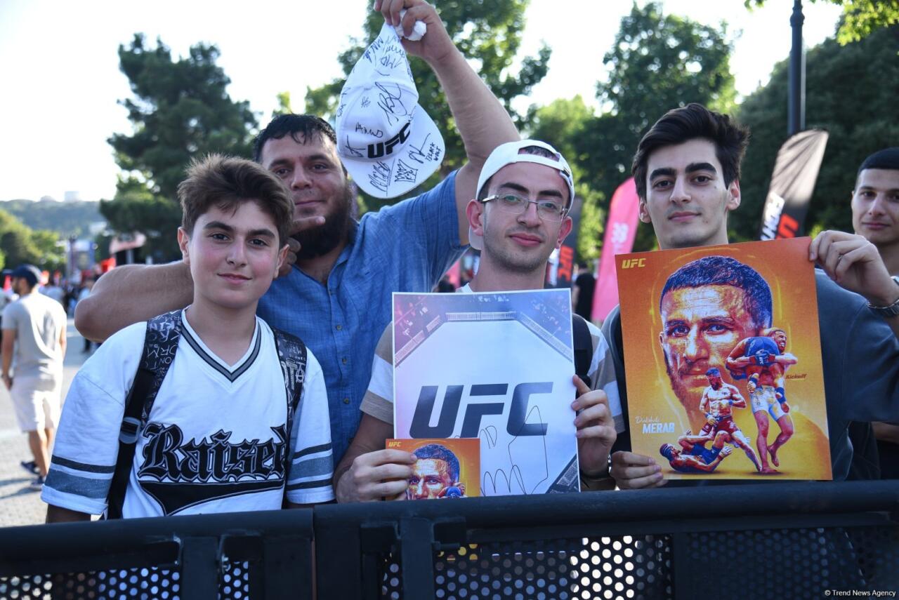 UFC на берегу Каспия: бойцы провели открытую тренировку в сердце Баку