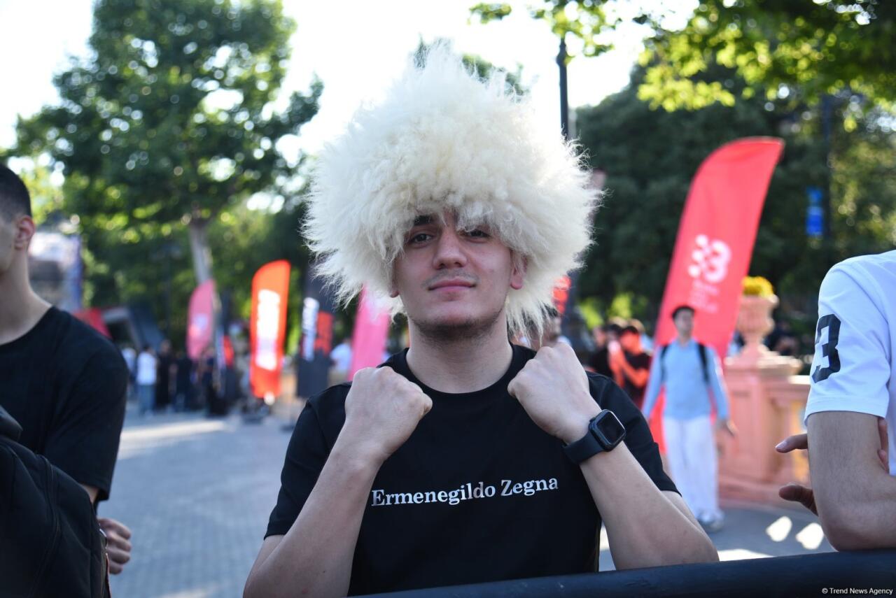 UFC на берегу Каспия: бойцы провели открытую тренировку в сердце Баку