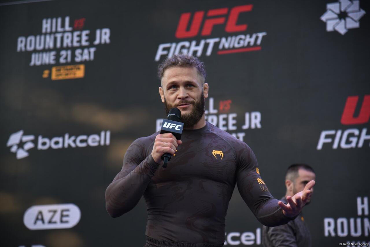 UFC на берегу Каспия: бойцы провели открытую тренировку в сердце Баку