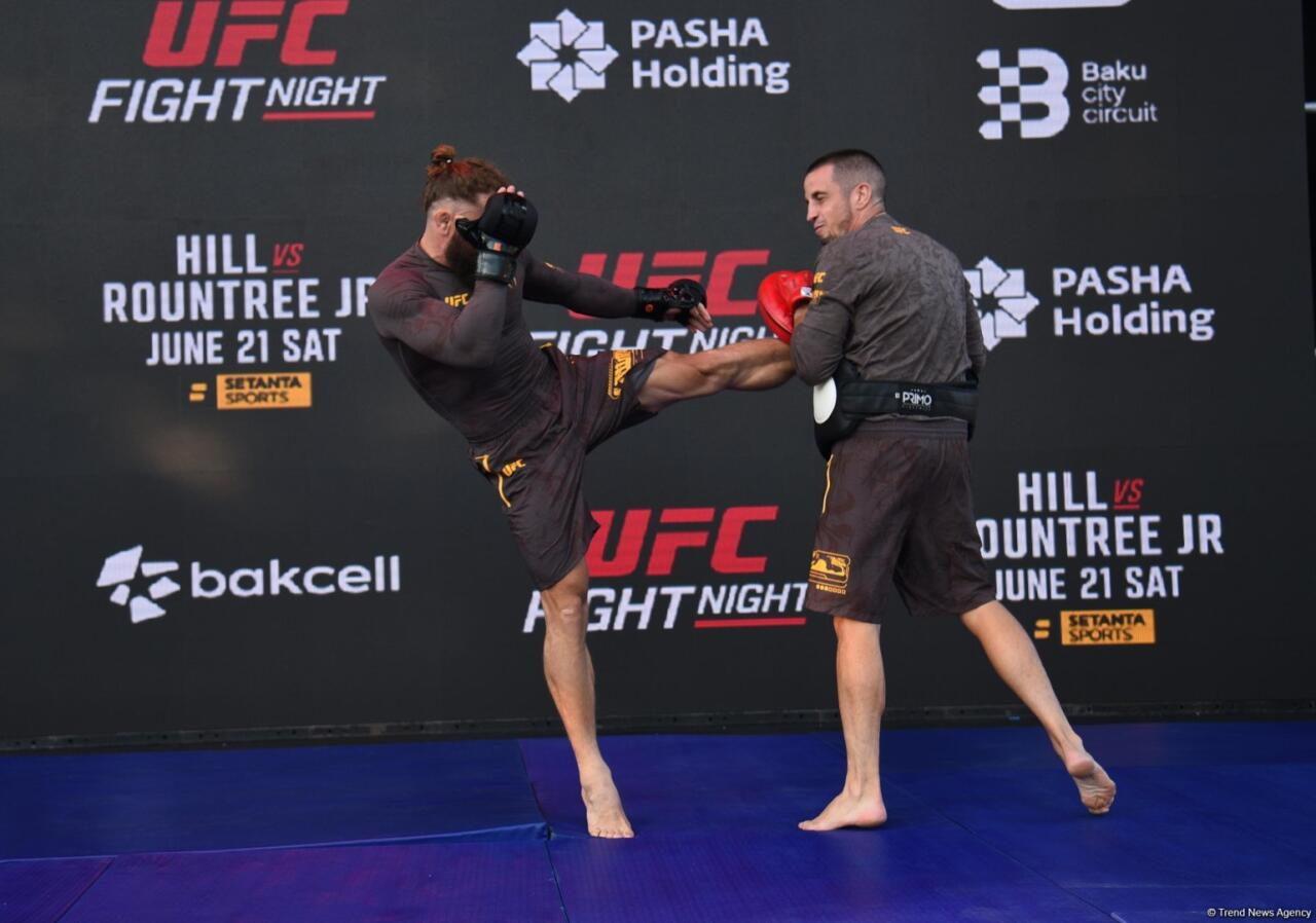 UFC на берегу Каспия: бойцы провели открытую тренировку в сердце Баку