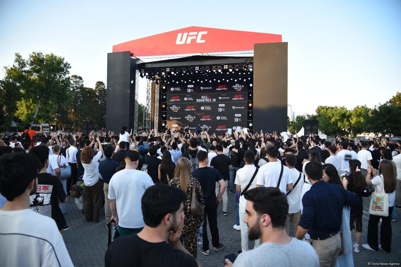 UFC на берегу Каспия: бойцы провели открытую тренировку в сердце Баку