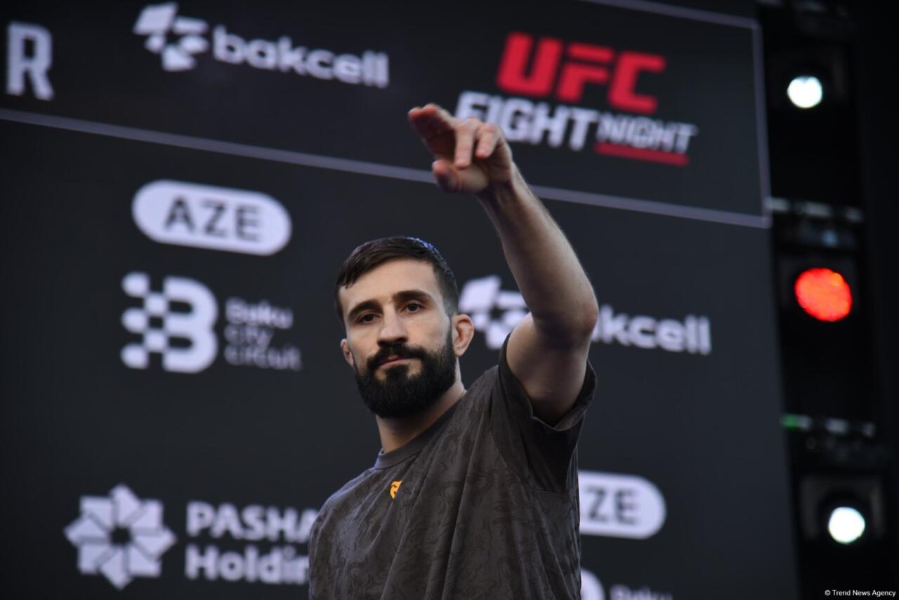 UFC на берегу Каспия: бойцы провели открытую тренировку в сердце Баку