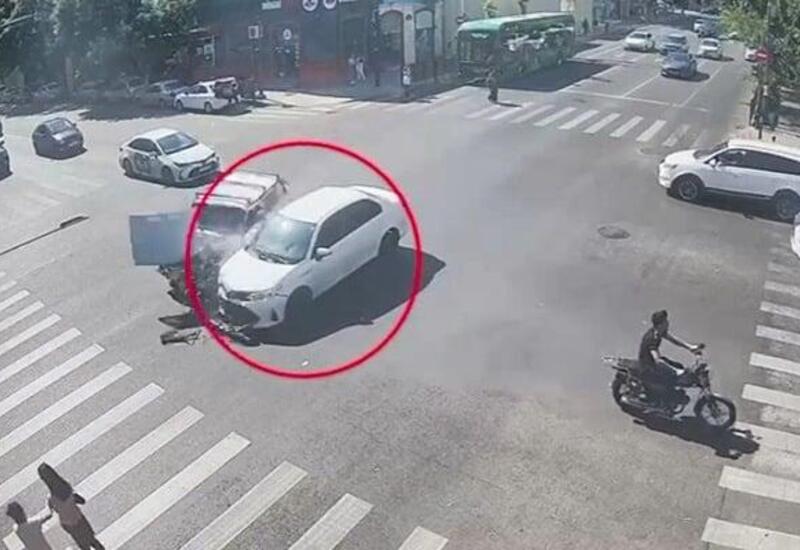 Bakıda "qırmızı"da keçən sürücü ana və övladına dəhşət yaşatdı