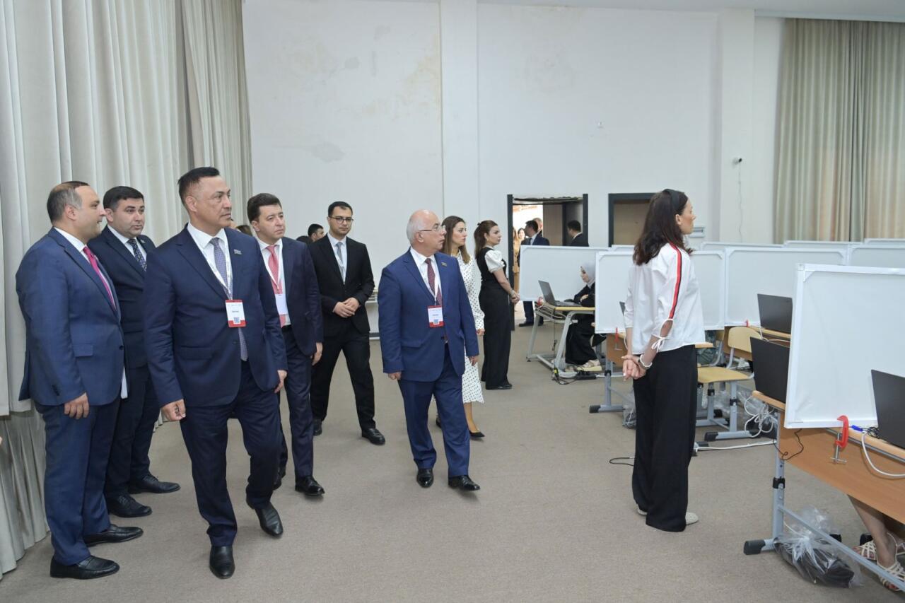 Millət vəkilləri sertifikatlaşdırma imtahanını izləyiblər
