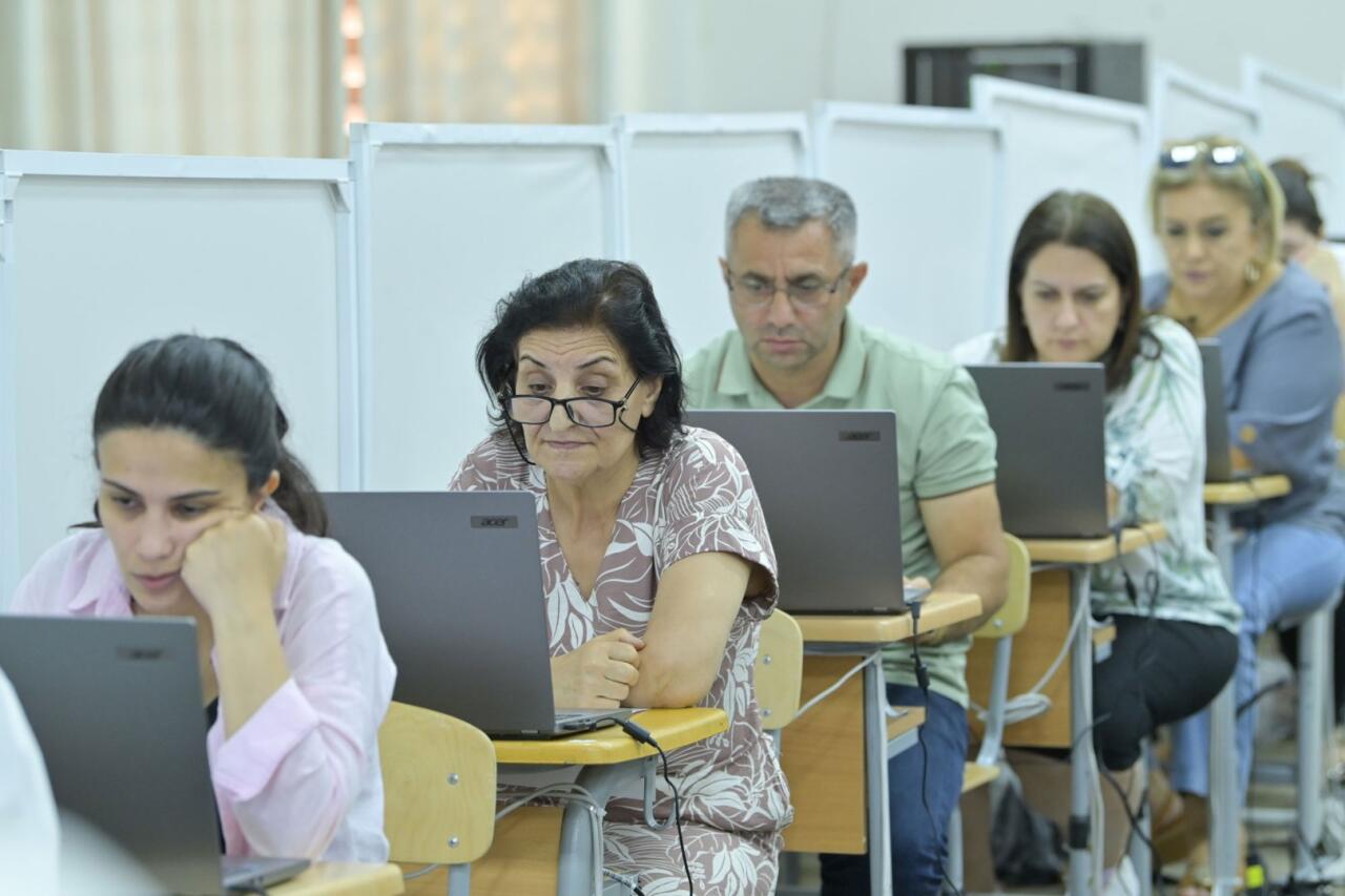 Millət vəkilləri sertifikatlaşdırma imtahanını izləyiblər