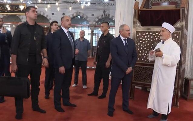 Пашинян в мечети Султанахмед в Турции