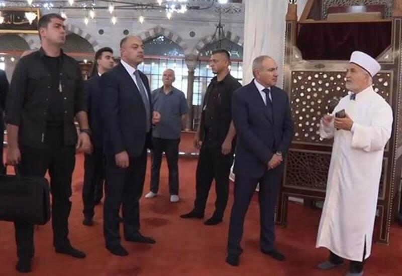 Пашинян в мечети Султанахмед в Турции