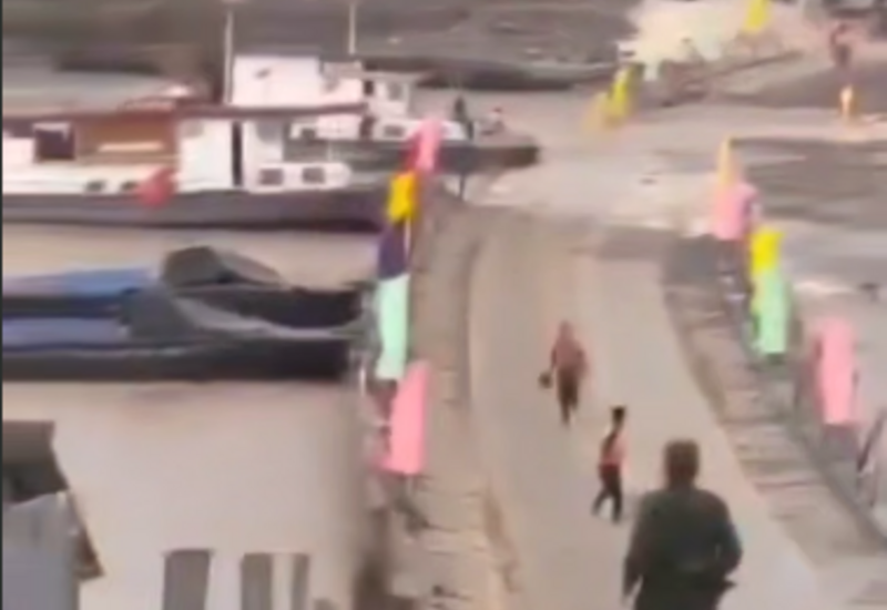 Во Вьетнаме паводковые воды смыли понтонный мост