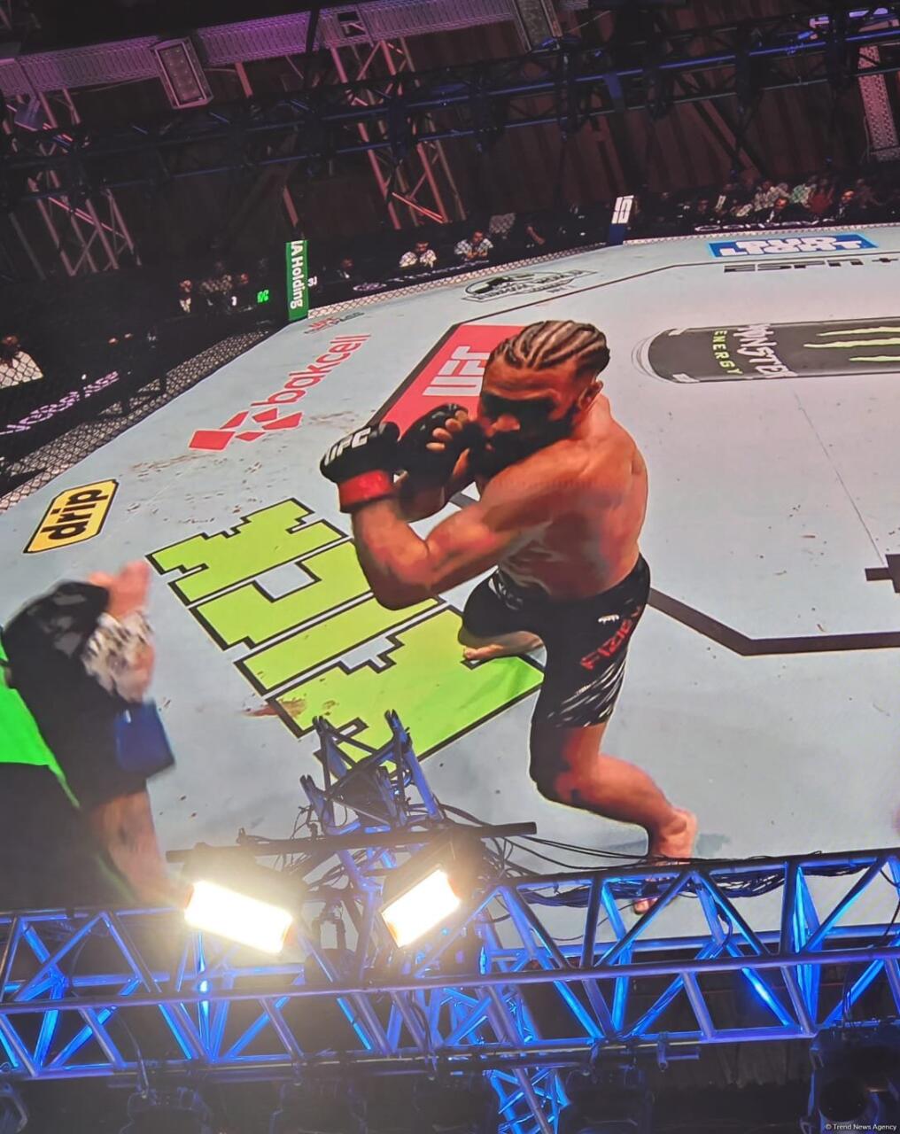 Рафаэль Физиев одержал победу на турнире UFC в Баку