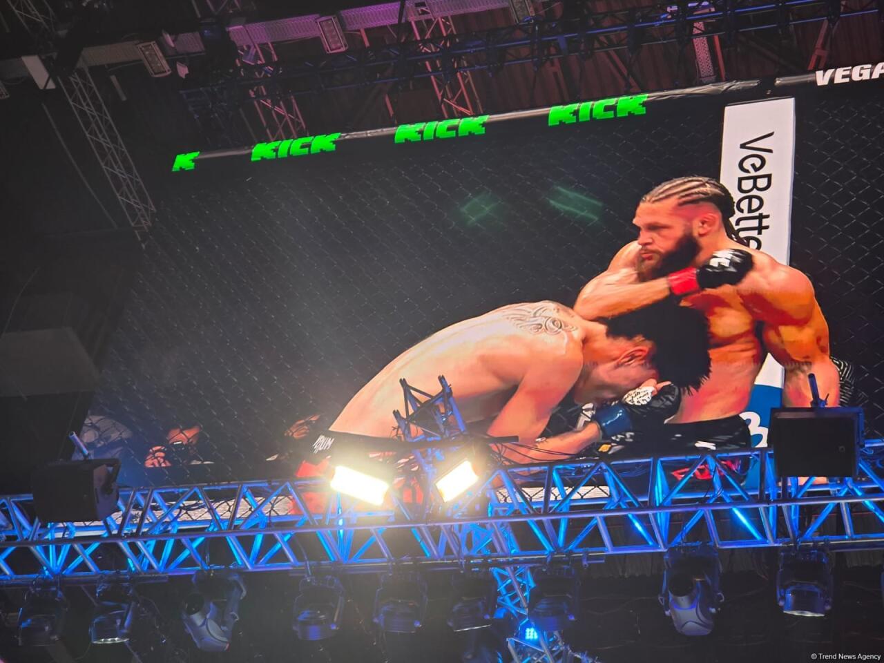 Рафаэль Физиев одержал победу на турнире UFC в Баку