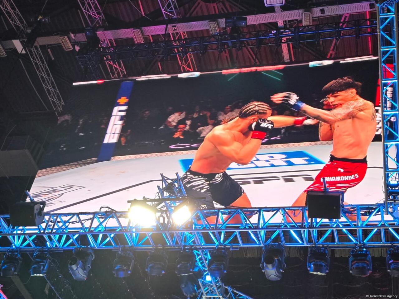 Рафаэль Физиев одержал победу на турнире UFC в Баку