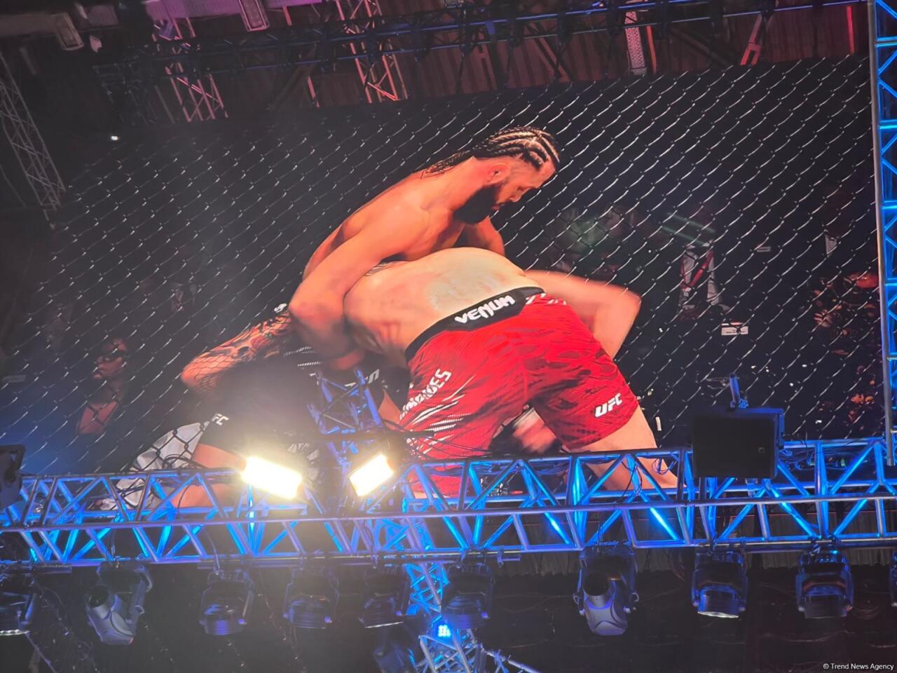 Рафаэль Физиев одержал победу на турнире UFC в Баку
