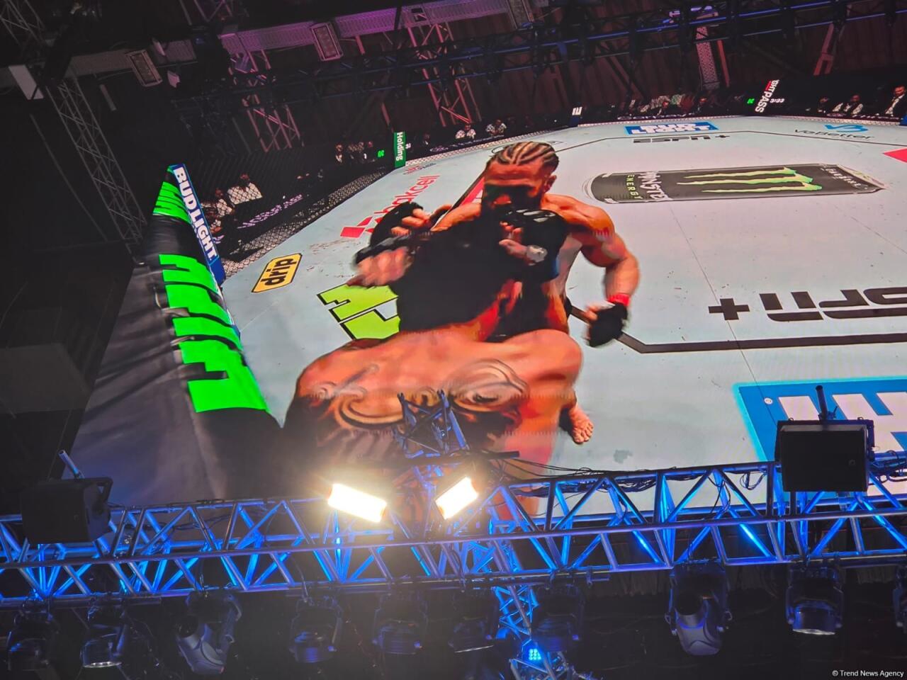 Рафаэль Физиев одержал победу на турнире UFC в Баку