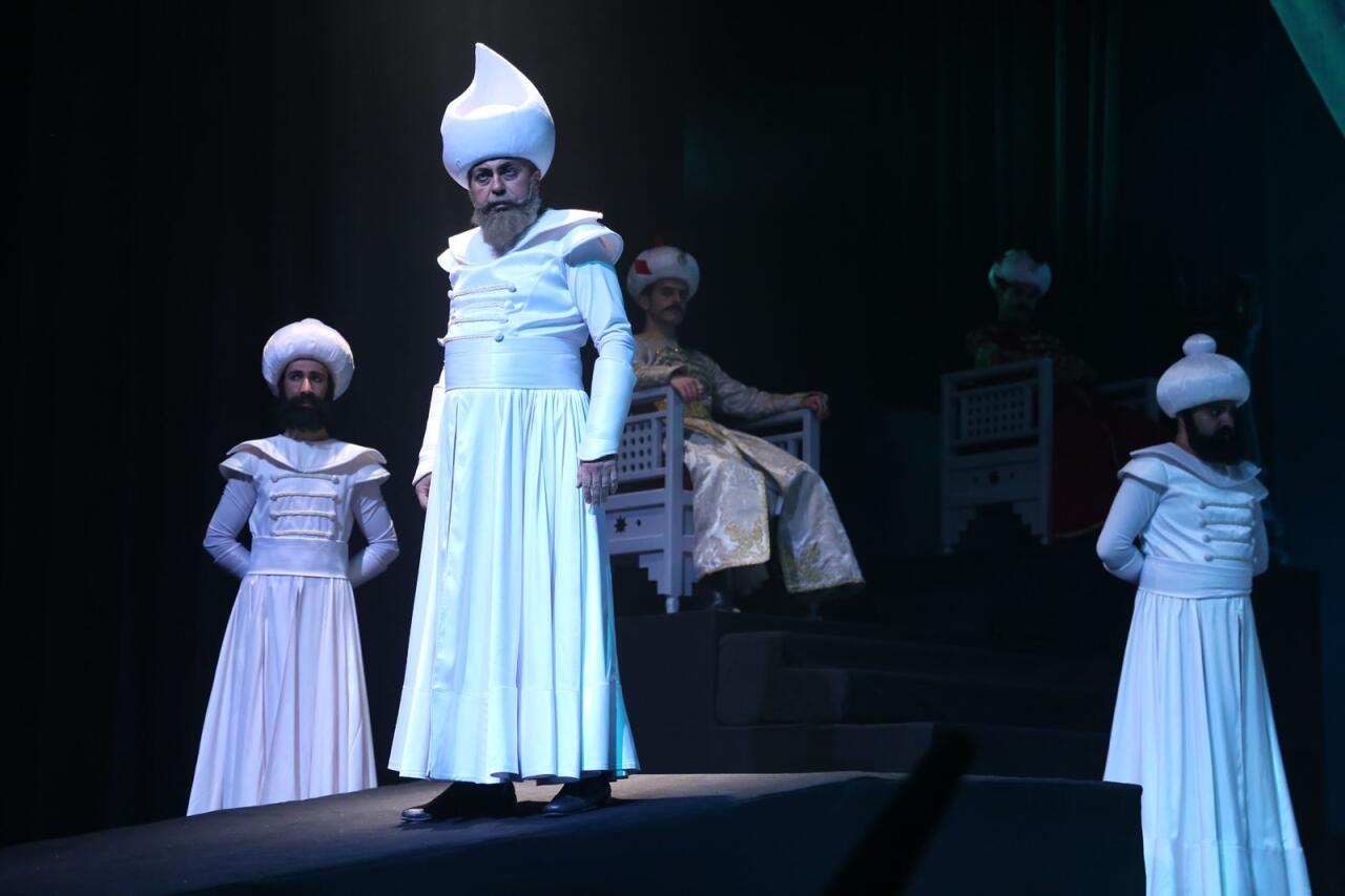 В Баку с успехом прошла двухдневная премьера спектакля "Şah Abbas Namə"
