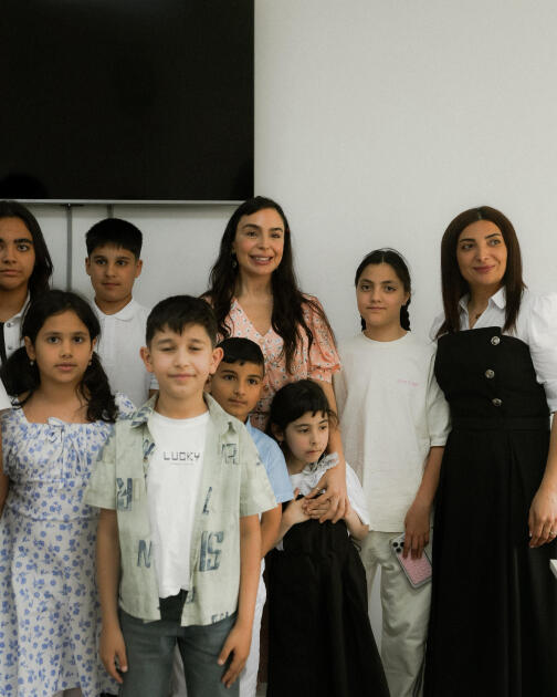 Heydər Əliyev Fondunun vitse-prezidenti Leyla Əliyeva və Bakı Media Mərkəzinin rəhbəri Arzu Əliyeva Xızıda Uşaq-Gənclər İdman-Şahmat Məktəbinin açılışında iştirak ediblər