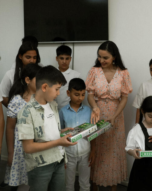 Heydər Əliyev Fondunun vitse-prezidenti Leyla Əliyeva və Bakı Media Mərkəzinin rəhbəri Arzu Əliyeva Xızıda Uşaq-Gənclər İdman-Şahmat Məktəbinin açılışında iştirak ediblər