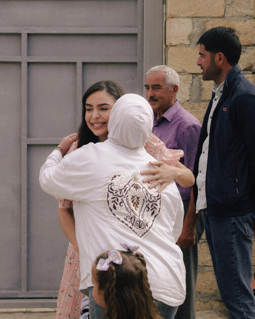 Heydər Əliyev Fondunun vitse-prezidenti Leyla Əliyeva və Bakı Media Mərkəzinin rəhbəri Arzu Əliyeva Xızıda “Gənc arıçı” layihəsinin iştirakçısı ilə görüşüb