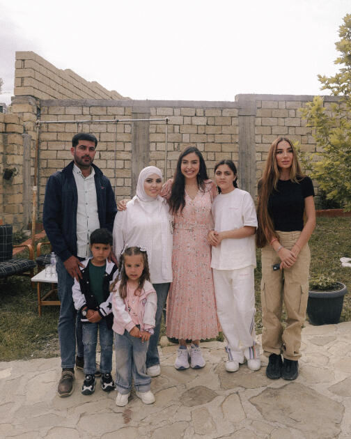 Heydər Əliyev Fondunun vitse-prezidenti Leyla Əliyeva və Bakı Media Mərkəzinin rəhbəri Arzu Əliyeva Xızıda “Gənc arıçı” layihəsinin iştirakçısı ilə görüşüb