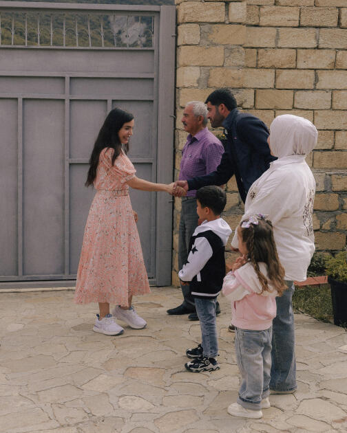 Heydər Əliyev Fondunun vitse-prezidenti Leyla Əliyeva və Bakı Media Mərkəzinin rəhbəri Arzu Əliyeva Xızıda “Gənc arıçı” layihəsinin iştirakçısı ilə görüşüb