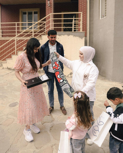 Heydər Əliyev Fondunun vitse-prezidenti Leyla Əliyeva və Bakı Media Mərkəzinin rəhbəri Arzu Əliyeva Xızıda “Gənc arıçı” layihəsinin iştirakçısı ilə görüşüb