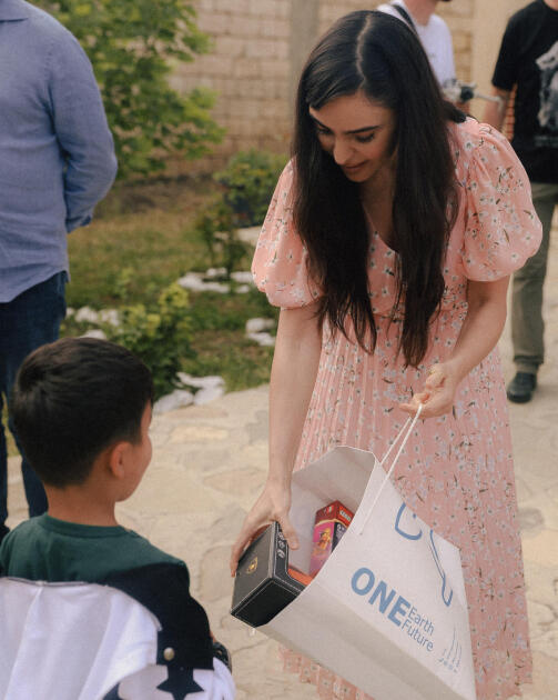 Heydər Əliyev Fondunun vitse-prezidenti Leyla Əliyeva və Bakı Media Mərkəzinin rəhbəri Arzu Əliyeva Xızıda “Gənc arıçı” layihəsinin iştirakçısı ilə görüşüb
