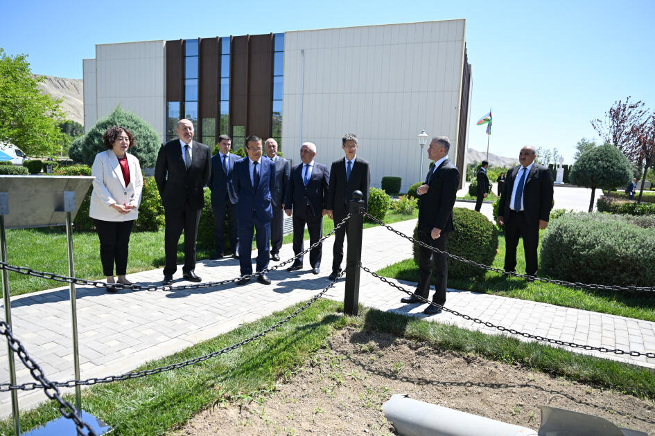 Президент Ильхам Алиев посмотрел участок, куда упала ракета, выпущенная Арменией по ТЭС "Азербайджан" во время Отечественной войны