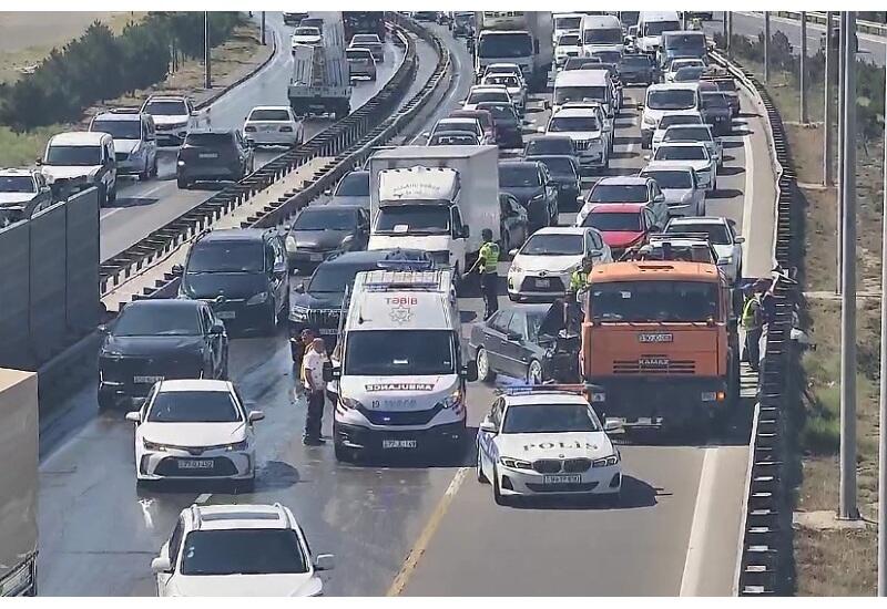 Авария в Баку вызвала пробку на дороге